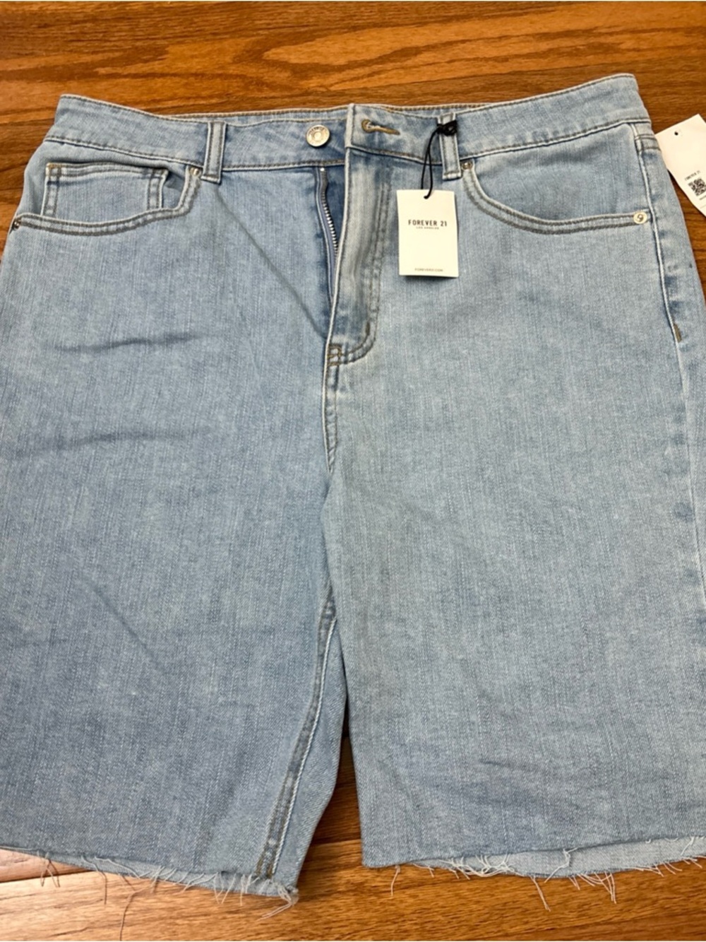 Forever 21 Women’s Blue Denim Bermuda Light Wash Size 32 Cut Off